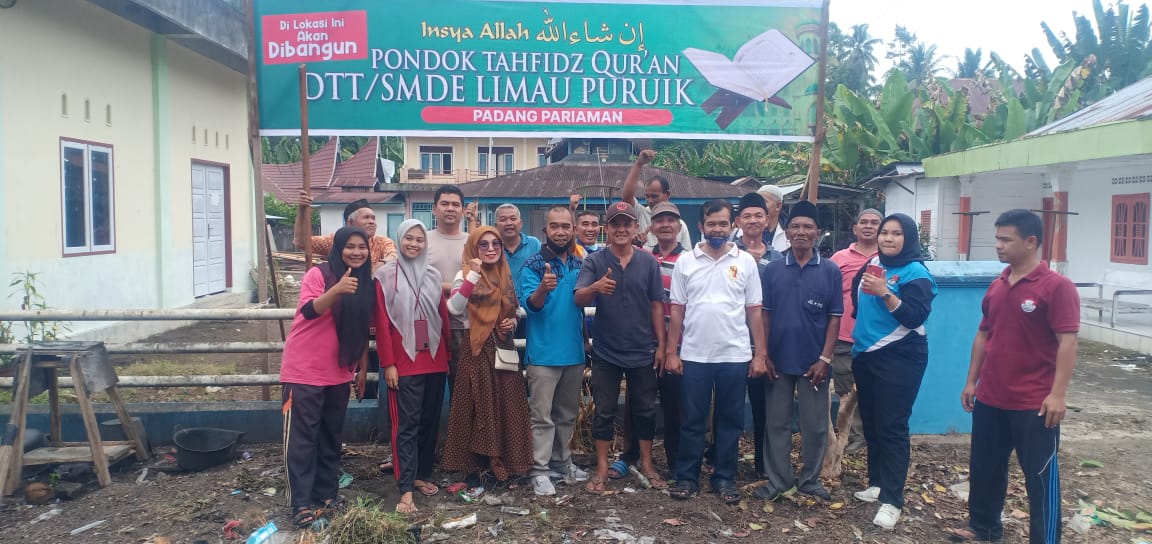 Usai gotong royong, para anggota Dikmaba Two Thousand (DTT) - Sepolwan Milenium Dua Empat (SMDE) berfoto bersama di lokasi rencana pembangunan Pondok Tahfidz, di salah satu Nagari kawasan Limau Puruik, Kabupaten Padang Pariaman, Sumatera Barat (Sumbar). 