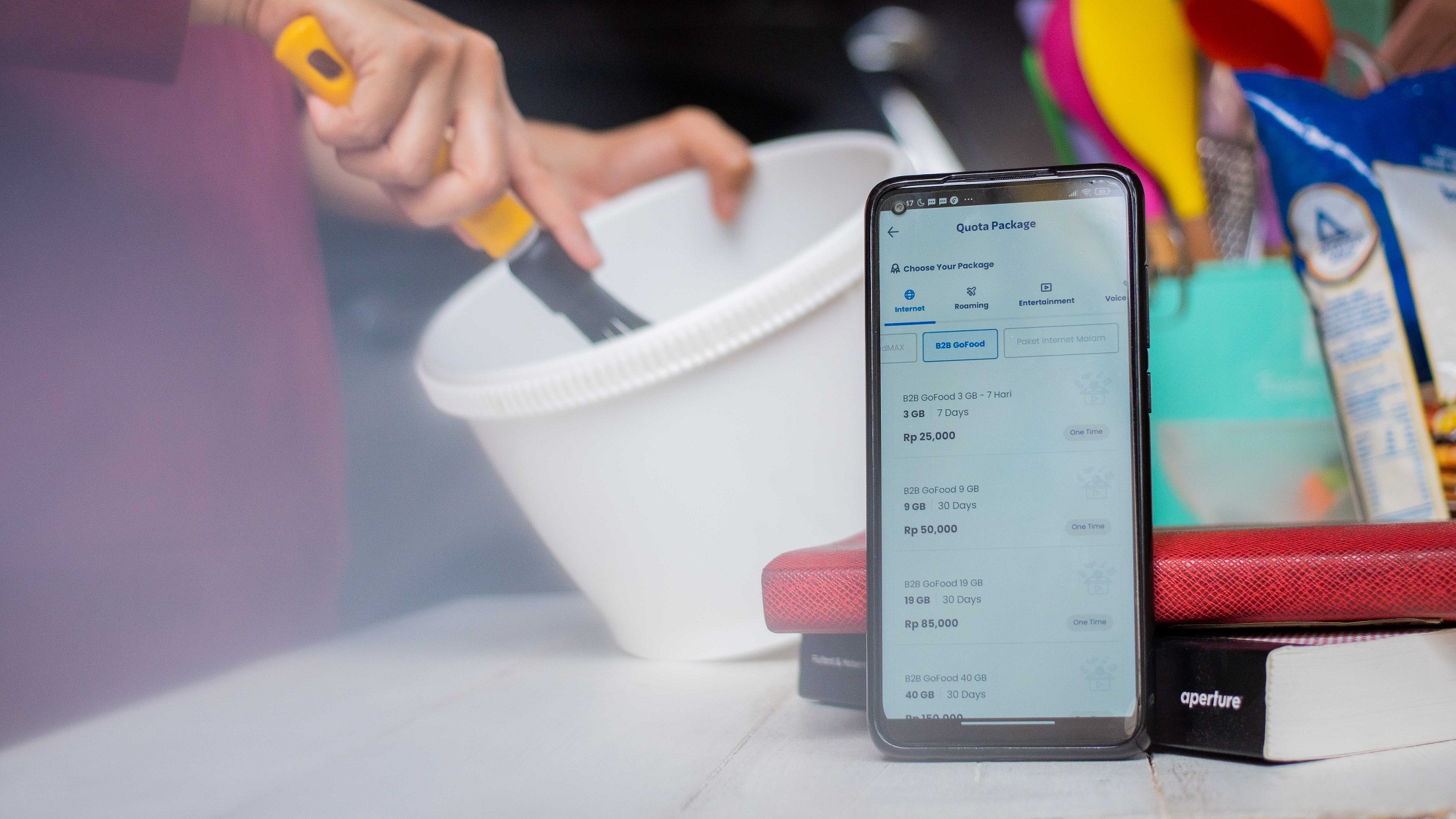 Telkomsel dan Gojek kembali melanjutkan kolaborasi dengan menghadirkan Paket Data Telkomsel khusus bagi mitra UMKM GoFood dengan pilihan harga mulai dari Rp25.000 bonus kuota data, nelpon, dan SMS ke sesama nomor Telkomsel. Paket ini dapat diakses dengan 