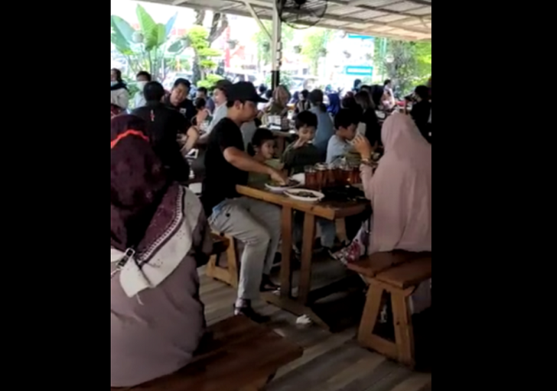 Tangkapan Layar Emak-Emak mengomentari terkait Prokes di salah satu resto di Kota Padang-