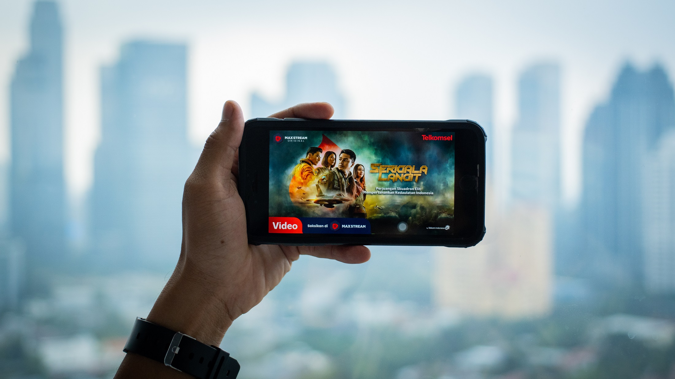  Telkomsel melalui MAXstream berkolaborasi dengan TNI AU dan E-Motion Entertainment merilis film orisinal ‘Serigala Langit’ sebagai hadiah istimewa HUT Kemerdekaan Republik Indonesia ke-76 yang dibintangi oleh Deva Mahenra, Yoshi Sudarso, Anya Geraldine, 