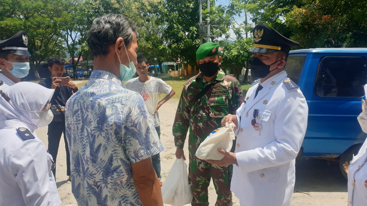 Camat Lubuk Begalung, Heriza Syafani memberikan bingkisan kepada warga Lubeg dalam rangka HUT Kota Padang ke 352 tahun. (Foto: Dok. Istimewa)