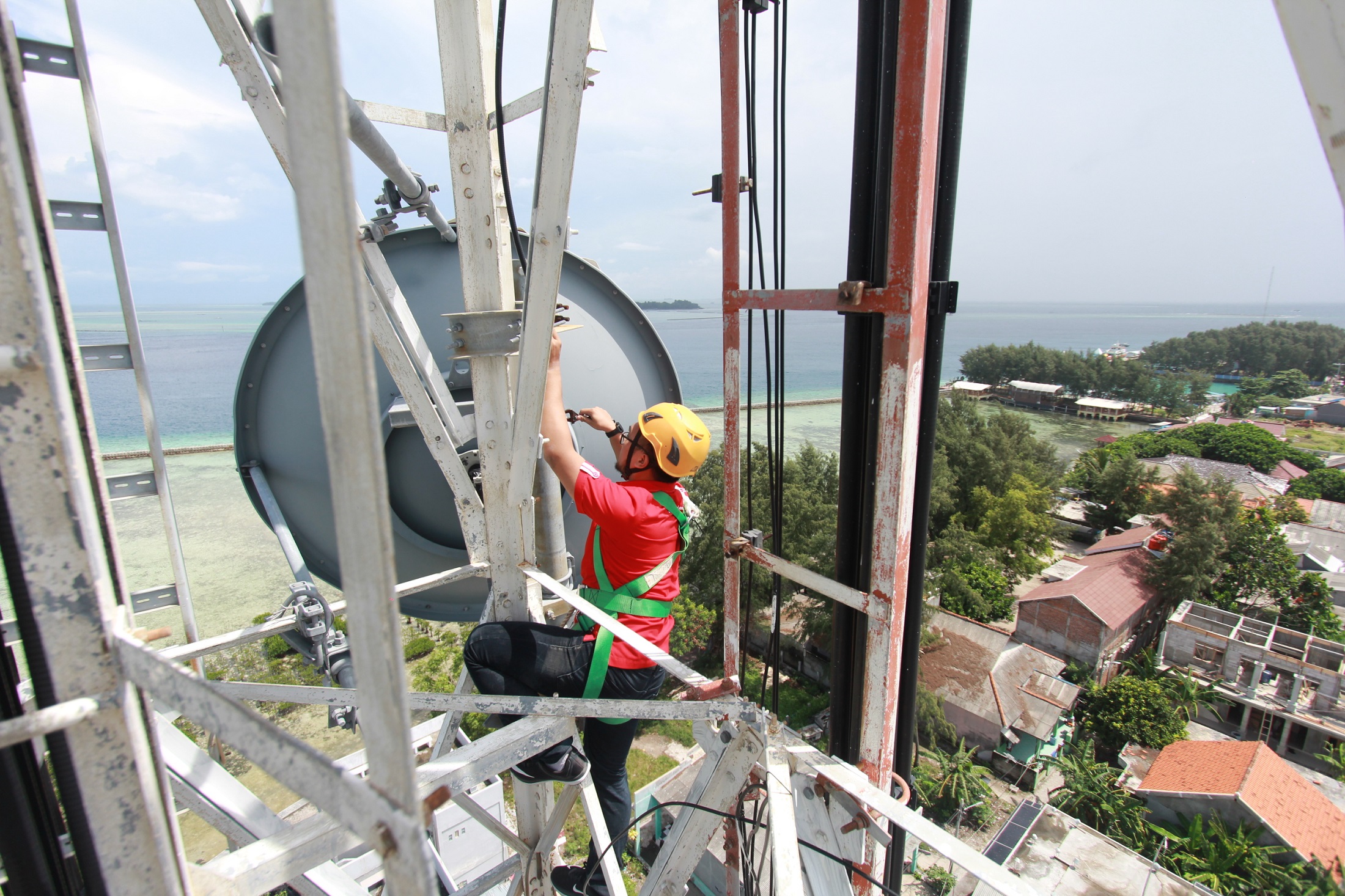 Telkomsel berkomitmen untuk terus bergerak maju dalam memperluas cakupan jaringan broadband terdepan yang diaktualisasikan dengan menggelar infrastruktur jaringan berupa lebih dari 234.000 BTS sampai dengan Maret 2021 yang menjangkau 95% wilayah populasi 