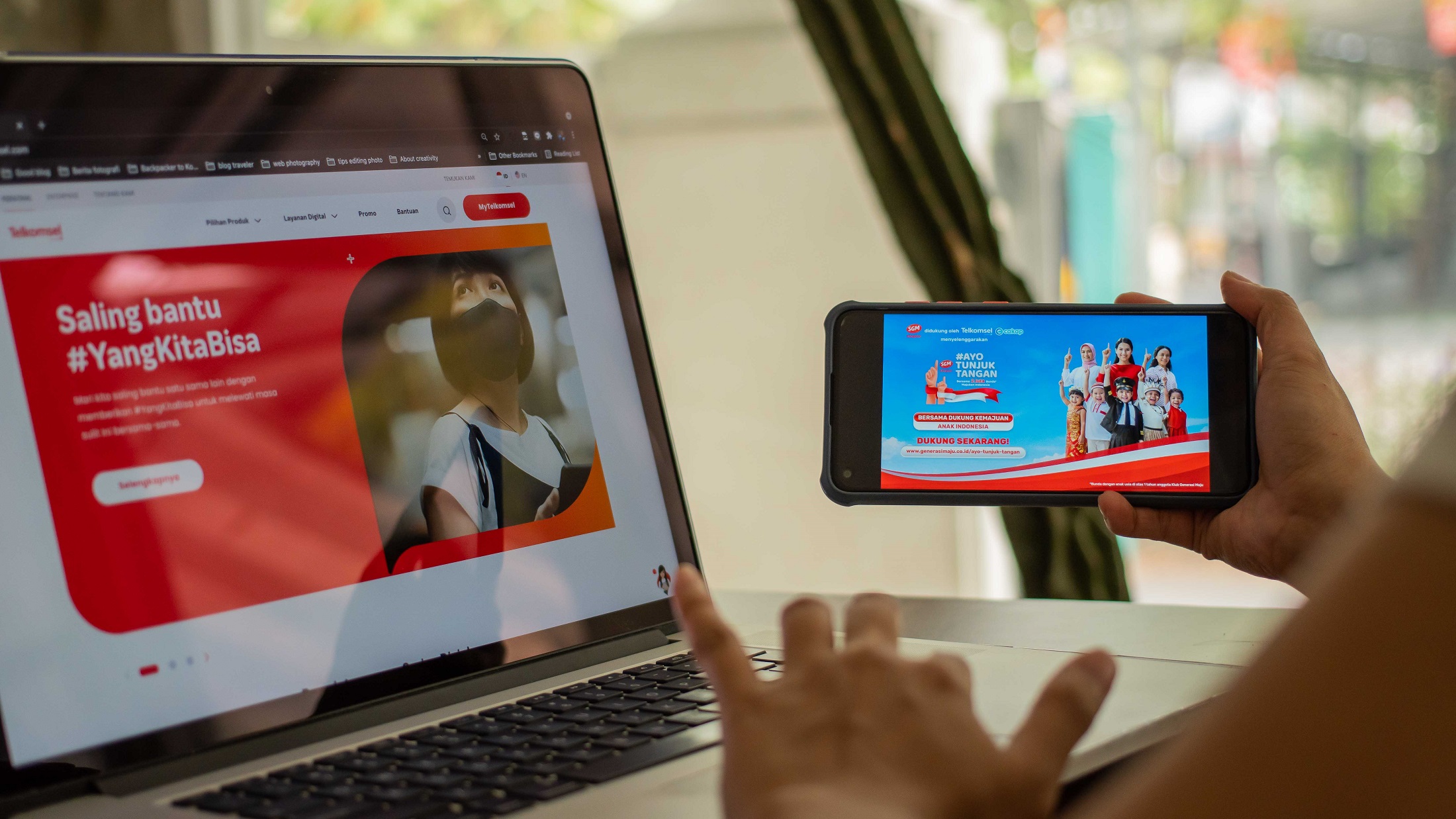  Telkomsel turut berpartisipasi pada gerakan sosial #AyoTunjukTangan yang diinisiasi oleh SGM Eksplor dengan memberikan donasi paket beasiswa online berupa Kuota Internet Belajar gratis selama enam bulan untuk 1.500 pelajar di 50 SD pada lima provinsi. In