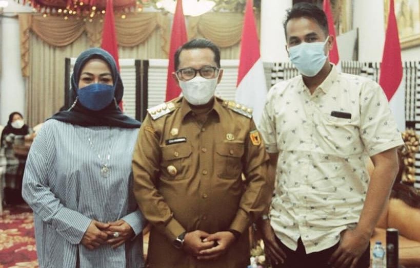 Adi MCI 8 (kanan) didampingi oleh Bupati Tanah Datar, Eka Putra dan istri. (Foto: Dok. Istimewa)