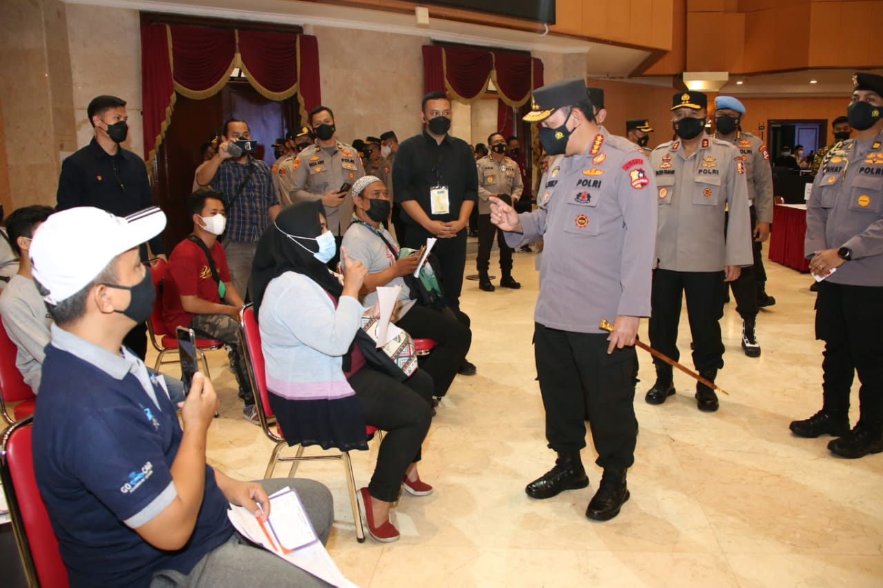 Kapolri Jenderal Listyo Sigit Prabowo memantau pelaksanaan vaksinasi Covid-19 di PTIK Jakarta. (Foto: Dok. Humas Polri)