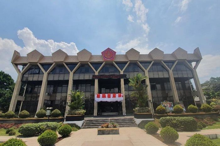 Logo TNI di bagian atas gedung Kantor Wali Kota Magelang, Jawa Tengah. (Foto: Dok. Suaramerdeka.com)