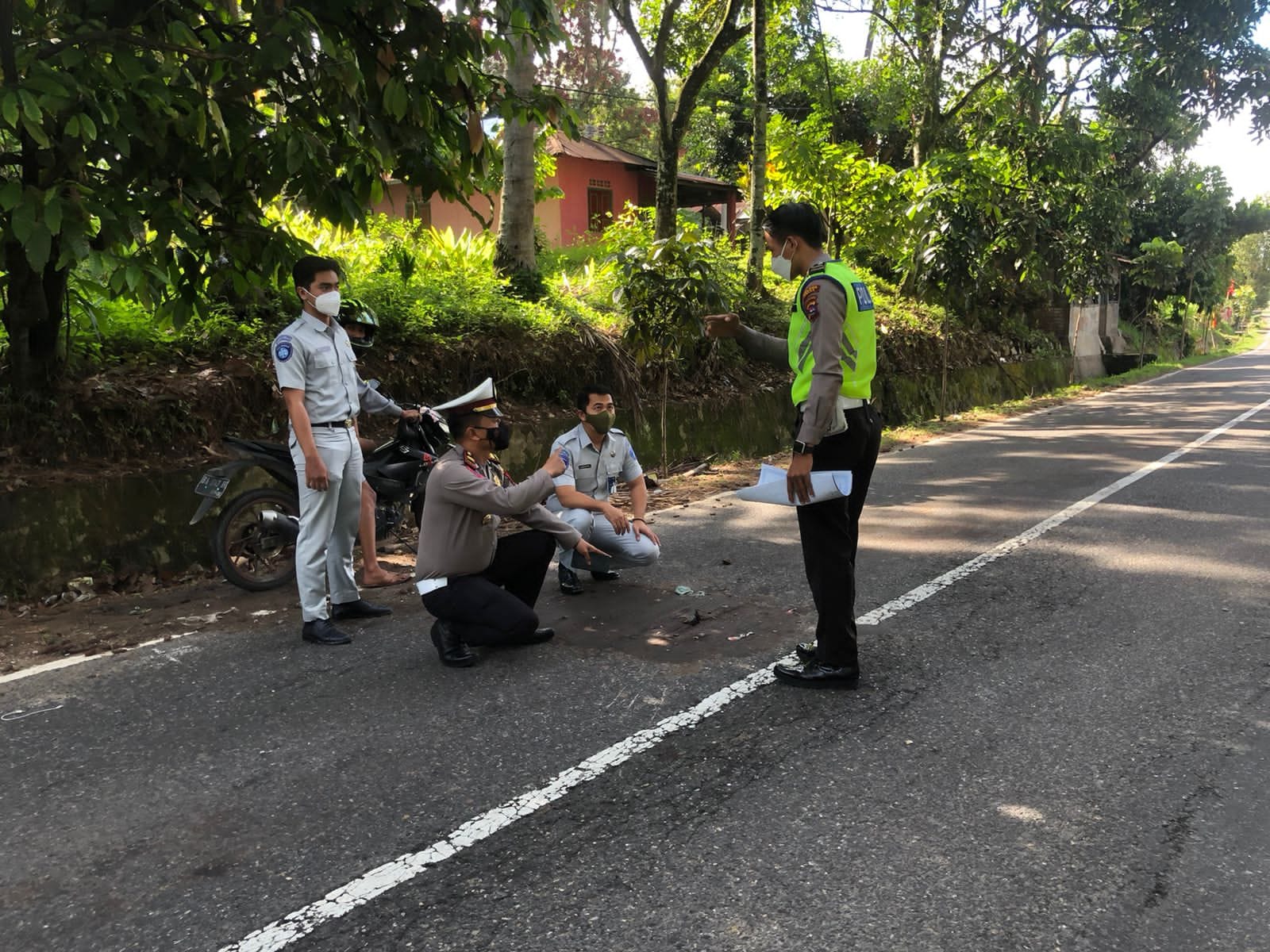 Polisi melakukan olah TKP pasca kecelakaan maut yang terjadi di Tanjung Bingkung, Kabupaten Solok pada Sabtu (21/8/2021) dini hari. (Foto: Dok. Polres Solok) (Ilustrasi)