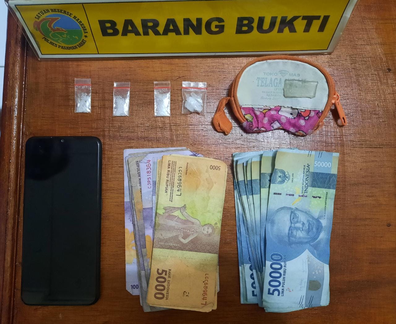 Sejumlah barang bukti yang disita polisi dari seorang warga Pasaman Barat karena diduga edarkan sbau-sabu. (Foto: Dok. Polres Pasbar)