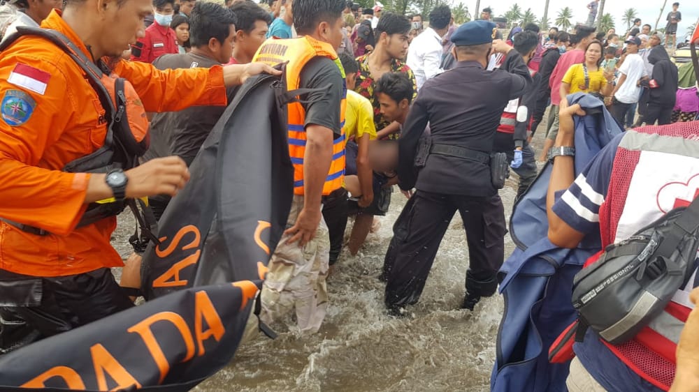 Salah satu korban yang dievakuasi petugas gabungan di Pantai Pasir Jambak. (Foto: Dok. Kantor SAR Padang)