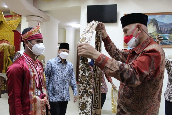 Gubernur Sumbar Mahyeldi saat menjemput kedatangan Najib di Bandara Internasional Minangkabau, Kamis (26/8/2021). (Foto: Adpim Sumbar)