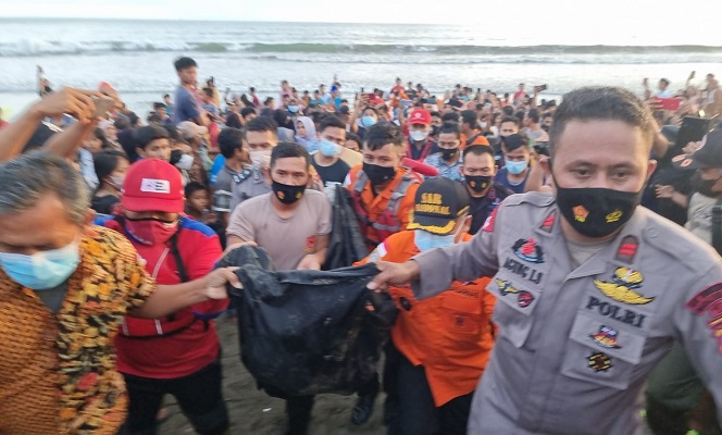 Proses evakuasi korban tenggelam di Pantai Pasir Jambak, Padang, Jumat (27/8/2021). (Foto: Kantor SAR Padang)