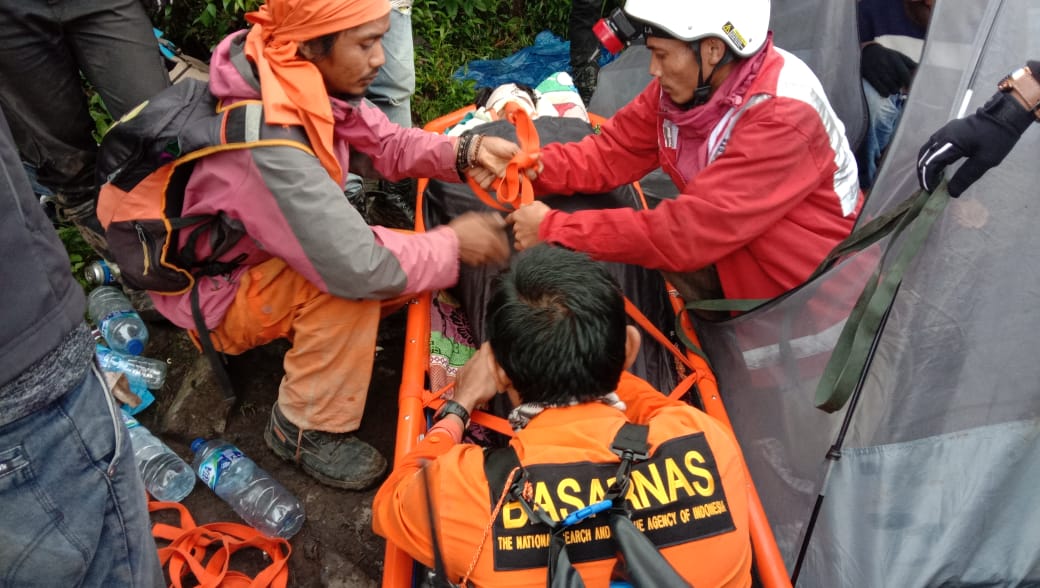 Proses evakuasi M Fajran Ash Sidiq, 18 tahun yang terjatuh di Batu Cadas Gunung MArapi, Sumatera Barat (Sumbar). (Foto: Dok. Pos SAR Limpauluh Kota)