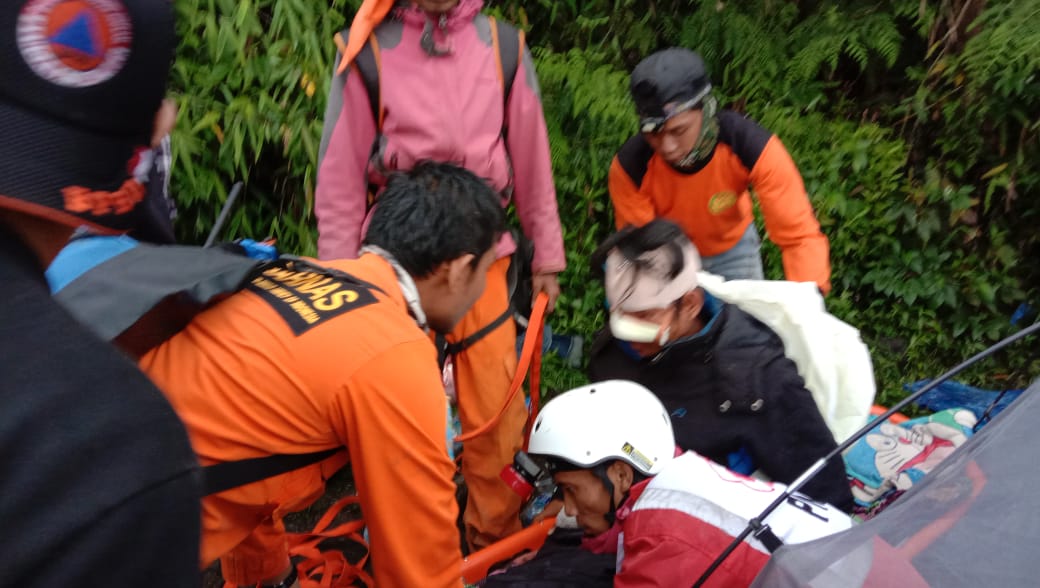 Proses evakuasi M Fajran Ash Sidiq, 18 tahun, yang terjatuh di Gunung Marapi, Sumatera Barat. (Foto: Dok. Pos SAR Limapuluh Kota)