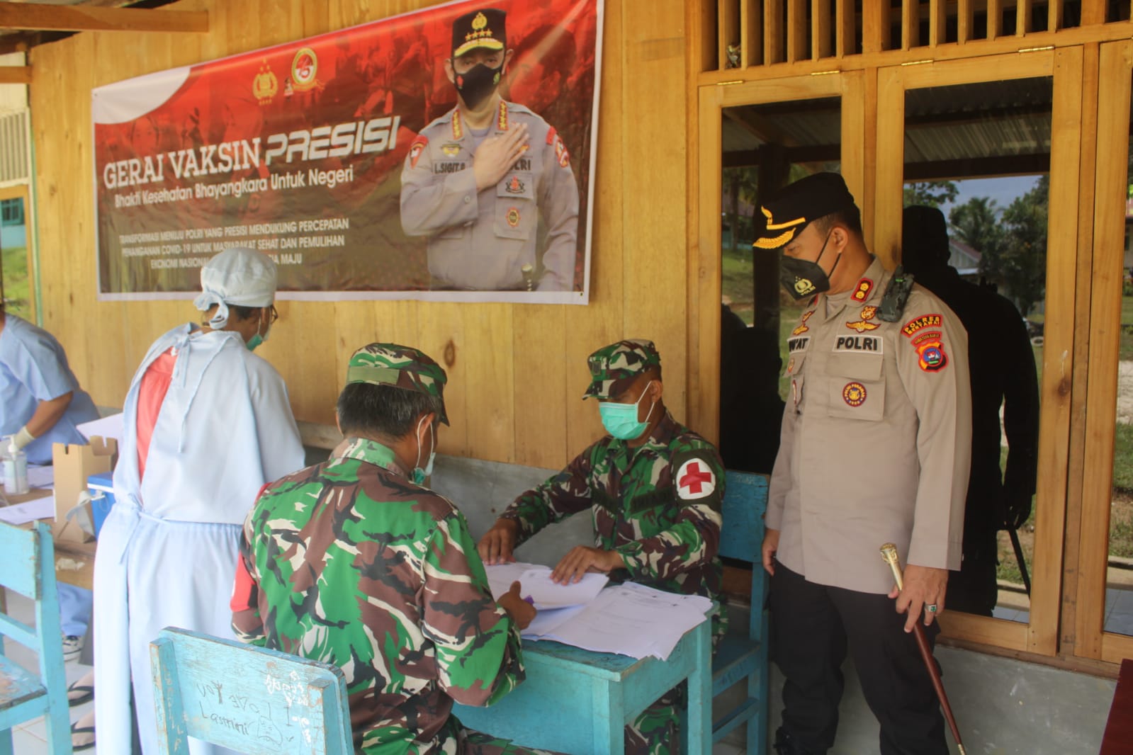 Kapolres Kepulauan Mentawai, AKBP Mu'at memantau pelaksanaan vaksin di Pulau Sipora. (Foto: Dok. Polres Kepulauan Mentawai)