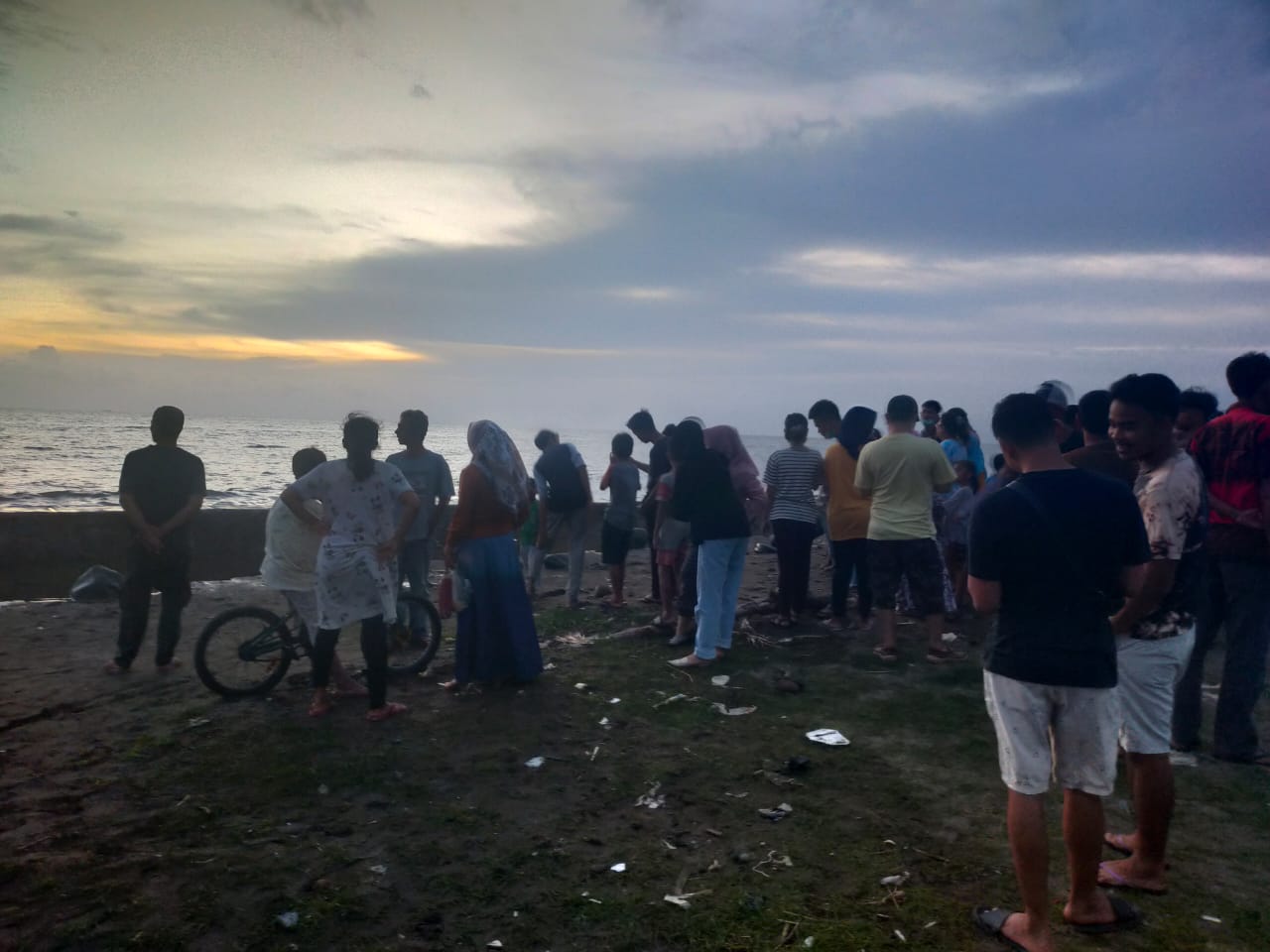 Situasi di lokasi dua remaja hanyut di Pantai Padang. (Foto: Dok. Pusdalops PB Kota Padang)