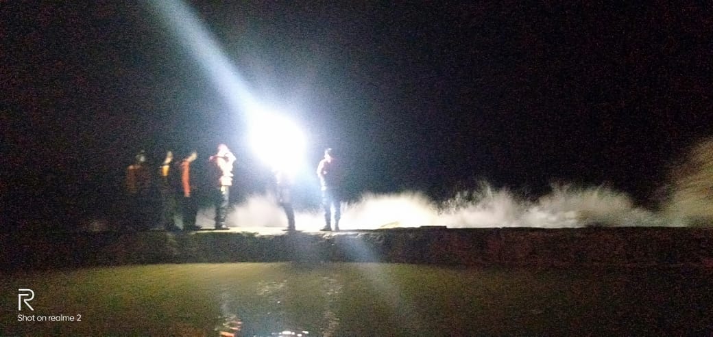 Petugas Basarnas menggunakan lampu sorot mencari dua remaja yang hilang di kawasan Pantai Padang. (Foto: Dok. Kantor SAR Padang)