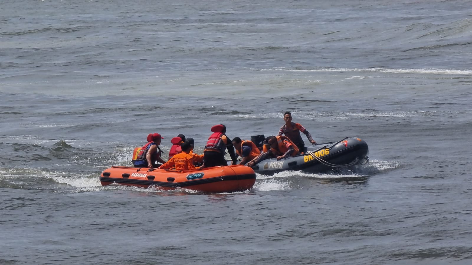 Petugas pencarian gabungan mengevakuasi jasad Zikra, 16 tahun yang hanyut di Pantai Padang. (Foto: Dok Kantor SAR Padang)