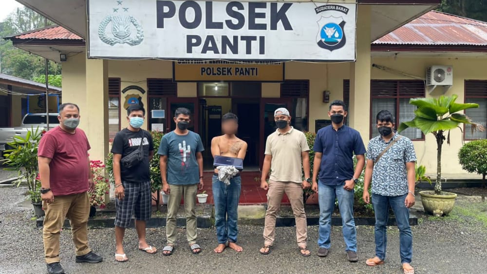 Satu dari dua pelaku pencurian laptop di SMPN 2 Panti yang ditangkap. (Foto: Dok. Polres Pasaman)