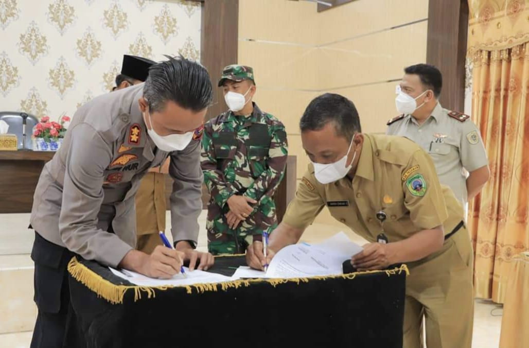 Kapolres Pasaman, AKBP Dedi Nur Adriansyah (kiri) didampingi pihak Pemkab Pasaman menerima hibah tanah seluas lima ribu meter persegi untuk pembangunan Polsek baru. (Foto: Dok. Istimewa)