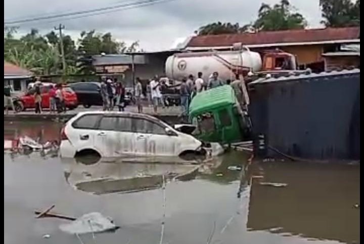 Salah satu mobil yang masuk ke dalam kolam ikan usai ditabrak truk tronton di Sungai Pua. (Foto: Dok. Istimewa)