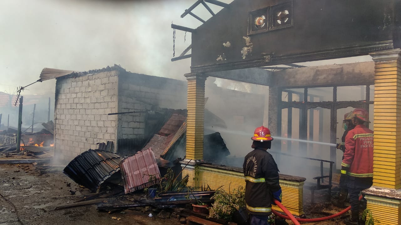 Petugas membantu memadamkan api di sejumlah rumah yang terbakar di kawasan Lapai, Kecamatan Nanggalo. (Foto: Dok. Pusdalops PB Kotab Padang)