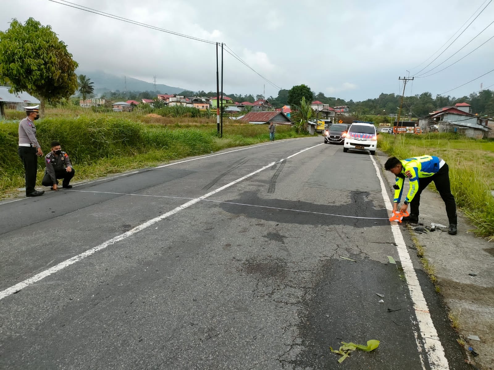 Polisi melakukan olah tempat kejadian perkara (TKP) truk dan motor yang menewaskan polisi di Padang Panjang. (Foto: Dok. Polres Padang Panjang)