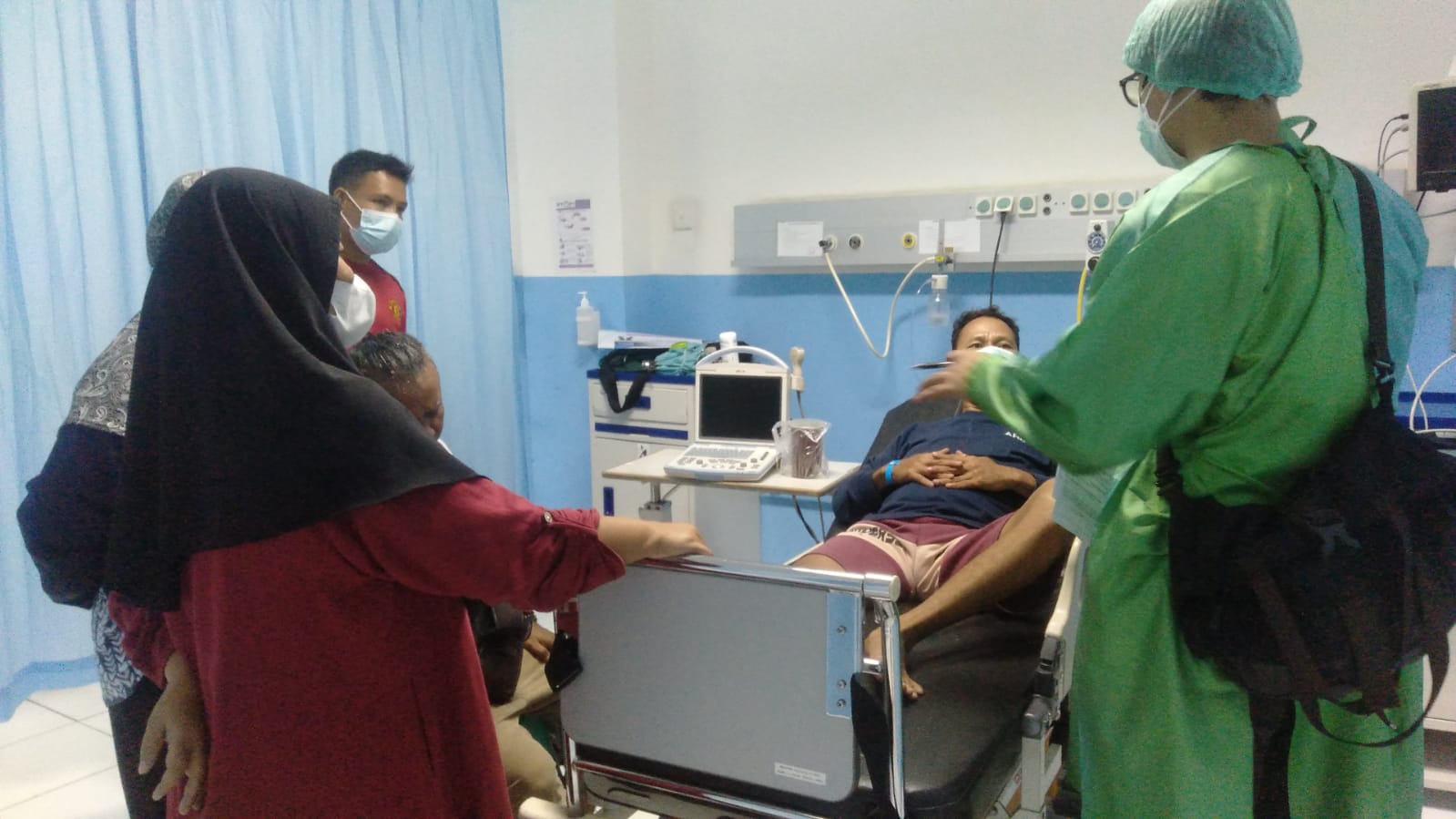 Tim dokter dan keluarga sedang memantau kondisi Armansyah, 49 tahun, alias Mak Uniang yang terseret arus sungai di Banda Bakali Padang. (Foto: Dok. Istimewa)