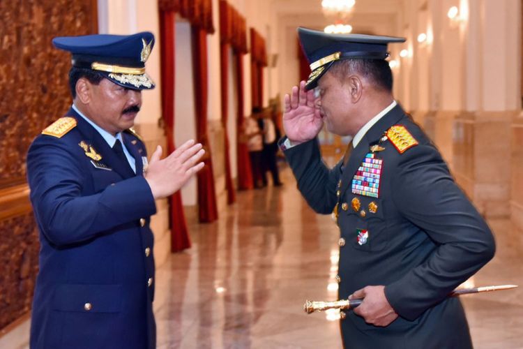 Jenderal Gatot Nurmantyo dan Panglima TNI Marsekal Hadi Tjahjanto saling memberi hormat usai pelantikan di Istana Negara, Jumat (8/12/2017) silam. (Foto: Dok. Agus Suparto/Fotografer Kepresidenan)