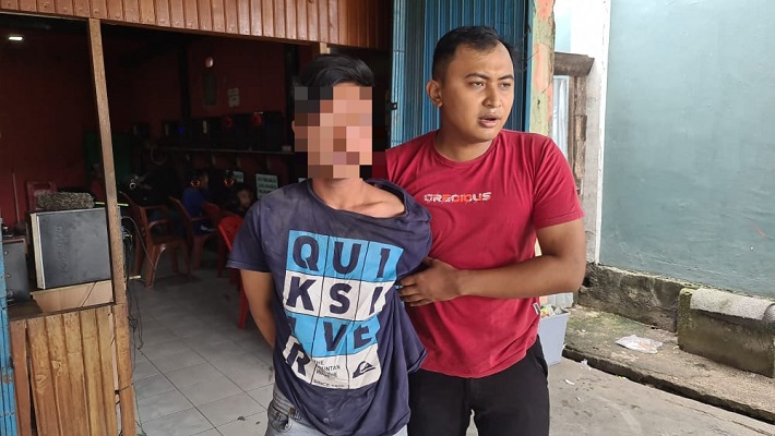 Pelaku pencurian CCTV yang terekam CCTV yang ia curi beberapa waktu lalu dibekuk tim Gagak Hitam Polres Padang Pariaman. (Foto: Dok. Tim Gagak Hitam)