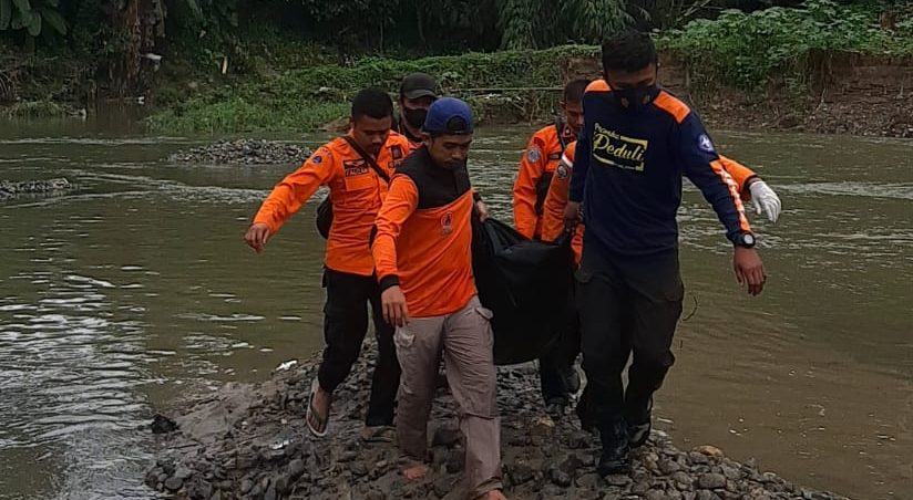 Tim SAR melakukan evakuasi