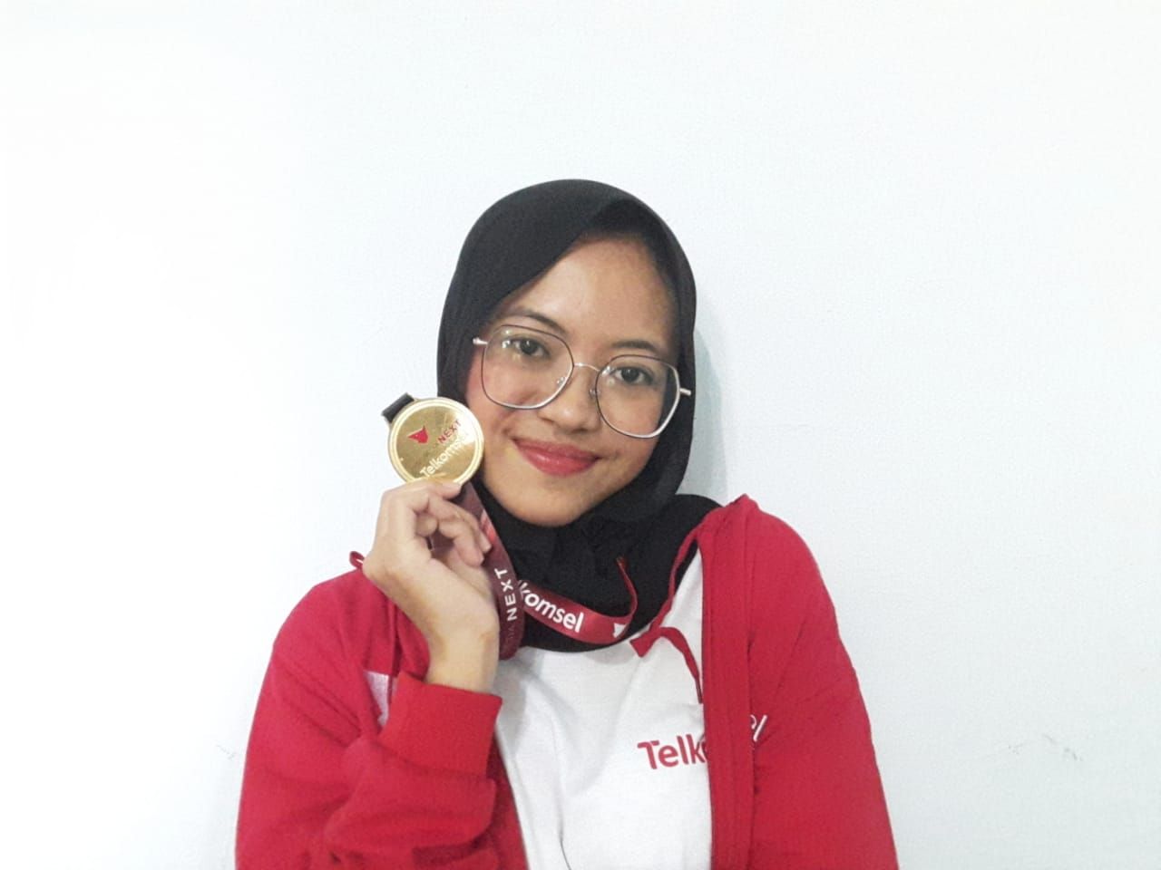 Dhita Krisdarmayanti mahasiswi asal Bengkulu didaulat sebagai pemenang 3rd Best of the Best Talent pada ajang IndonesiaNext season 5 persembahan Telkomsel.