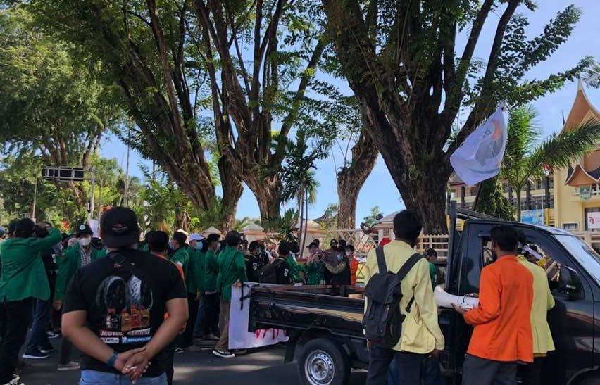 BEM se Sumatera Barat serbu kantor gubernuran, Jalan Jenderal Sudirman, Padang, minta Mahyeldi dan Audy evaluasi penanangan COvid-19 di SUmbar