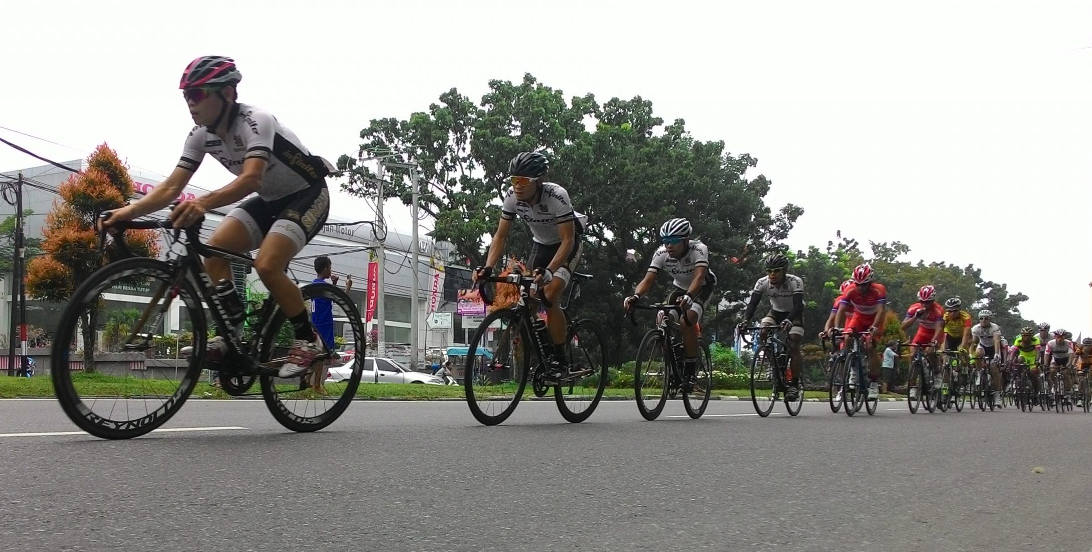 Pebalap Tour de Singkarak | Peserta Tour de Singkarak (TdS) saat melintasi jalur Jalan Khatib Sulaiman, Kota Padang, Sumatera Barat, 4 Oktober 2015. Perhelatan TdS 2021 batal digelar setelah Satgas Covid-19 mengeluarkan keputusan yang disampaikan Jasman R