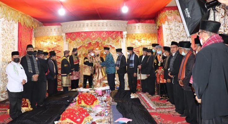 Para kepala daerah, tokoh adat dan masyarakat saat memberikan selamat kepada Imran Amir, Kapolresta Padang setelah resmi menyandang gala Datuak Rajo Nan Sati, prosesi malewa gala tersebut dipusatkan di dalam gedung LKAAM Kota Padang, Jalan Diponegoro Nomo