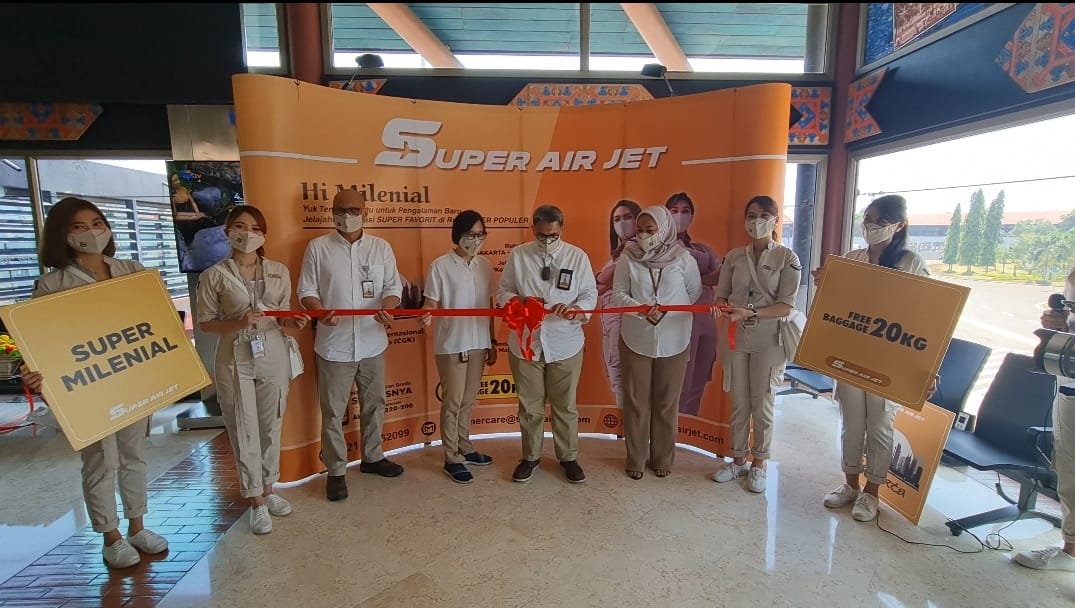 Simbolisasi pembukaan rute baru Jakarta ke Palembang oleh jajaran direksi Super Air Jet. (Kedua dari kiri ke kanan) Direktur Operasi, Capt Boentoro Suharianto, Direktur Keuangan, Dona, Direktur Utama, Ari Azhari dan Direktur Niaga, Novianti Harahap, didam