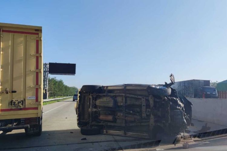 Sembilan penumpang dalam mobil Daihatsu Terios terguling saat di Jalan Tol Terbanggi Besar - Pematang Panggang - Kayu Agung (Terpeka) KM 182 +600, Tulang Bawang, Lampung, Kamis (16/9/2021). (Dok. Ditlantas Polda Lampung)