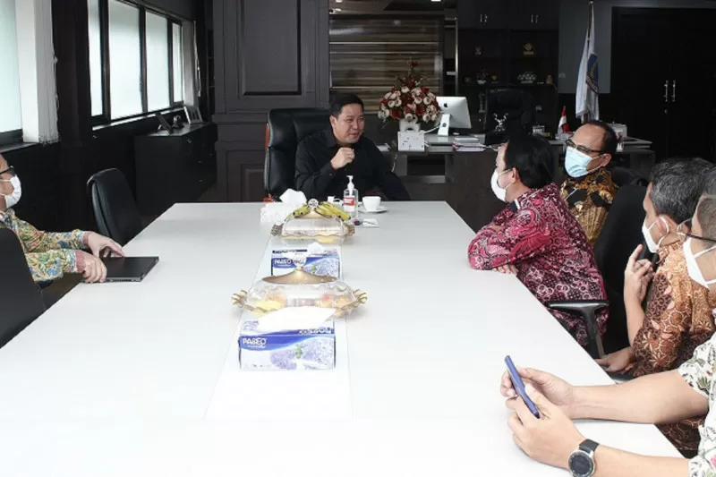 Wakil Gubernur Sulawesi Utara (Sulut), Steven Kandouw saat berbincang dengan pihak manajemen PT. JMB membahas tentang pengerjaan jalan tol Manado-Bitung, Kamis (16/9/2021)