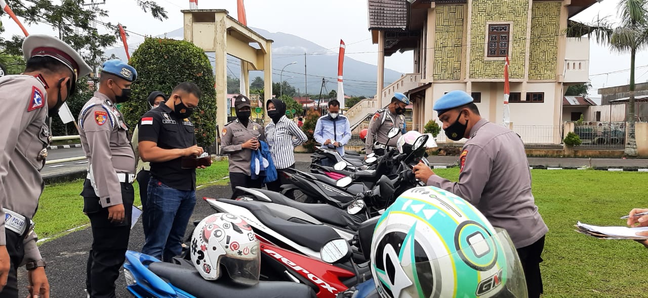 Petugas Propam Polres Padang Panjang memeriksa kelengkapan berkendara anggota Polri. (Foto: Dok. Polres Padang Panjang)