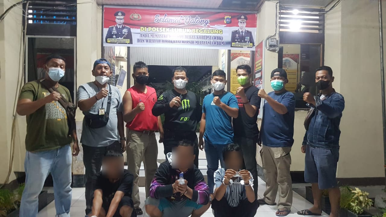 Tiga pria yang ditangkap Tim Piton Polsek Lubuk Begalung karena konsumsi sabu-sabu. (Foto: Dok. Polsek Lubuk Begalung)