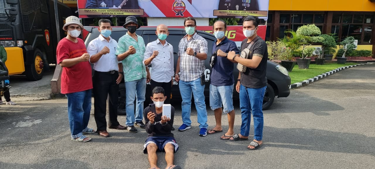 Pencuri ponsel pedagang minuman yang ditangkap polisi. (Foto: Dok. Polresta Padang)