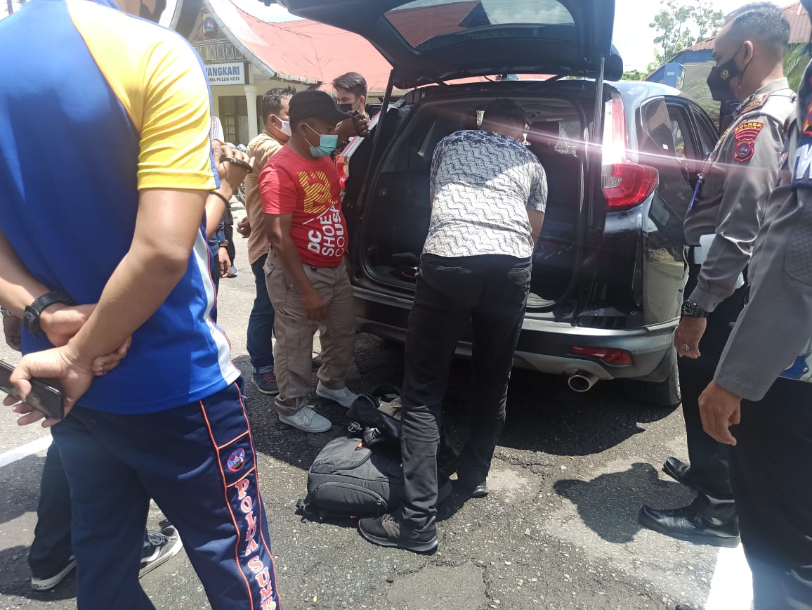 Polisi memeriksa mobil oknum ASN asal Kampar yang bersikap arogan saat didenda karena melanggar Prokes. (Foto: Dok. Istimewa)