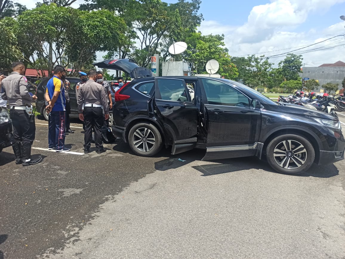 Mobil oknum ASN asal Kabupaten Kampar, Riau yang terlibat keributan dengan polisi digeledah. (Foto: Dok. Istimewa)