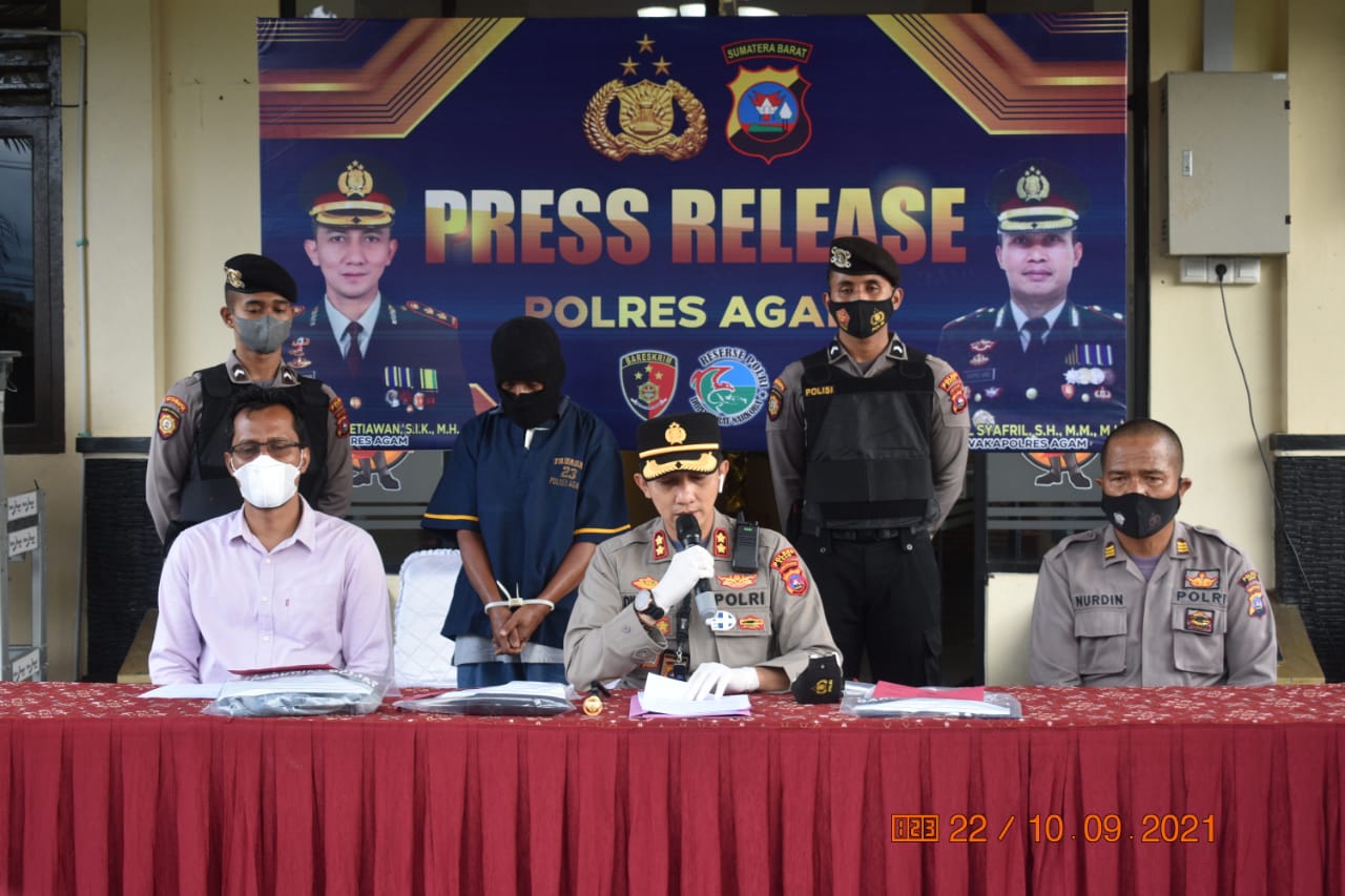 Kapolres Agam, AKBP Dwi Nur Setiawan memaparkan kasus rudapksa yang dilakukan oleh oknum ASN di Kabupaten Agam. (Foto: Dok. Polres Agam)