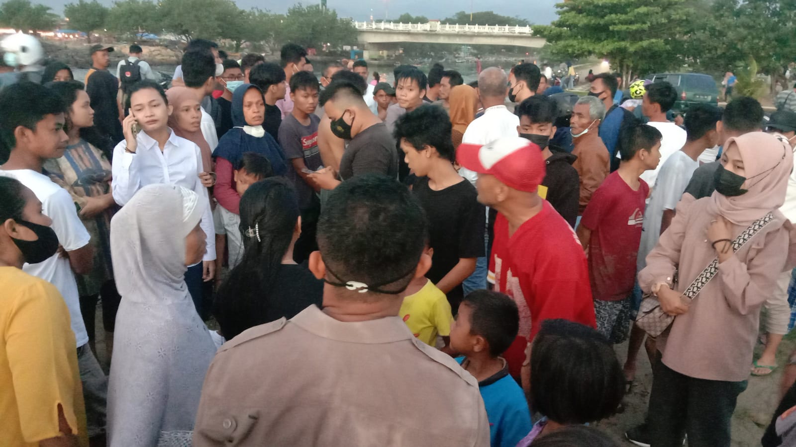 Sejumlah warga memadati lokasi dua remaja di Padang yang hanyut di kawasan Pantai Padang. (Foto: Dok. Istimewa)