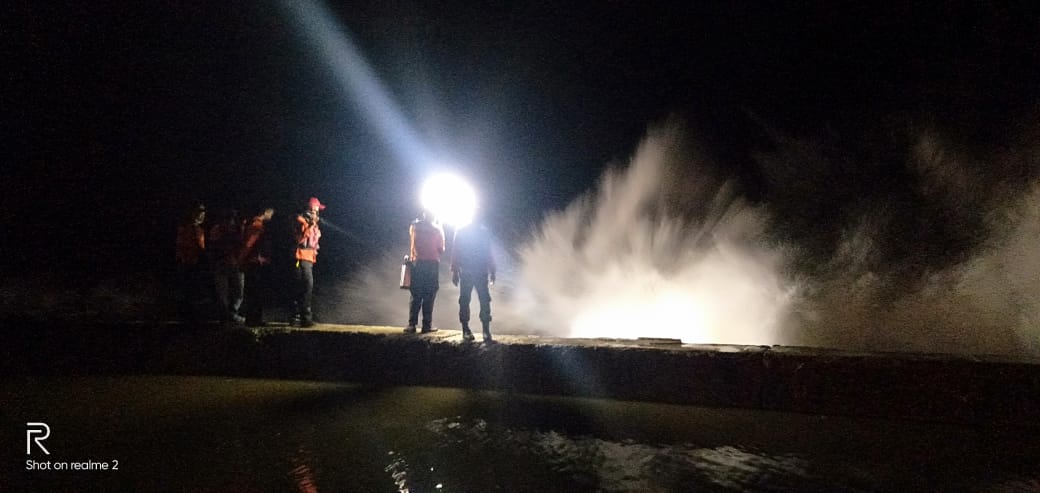 Petugas pencarian gabungan menggunakan lampu jarak jauh untuk mencari remaja yang hanyut di Pantai Padang. (Foto: Dok Kantor SAR Padang)