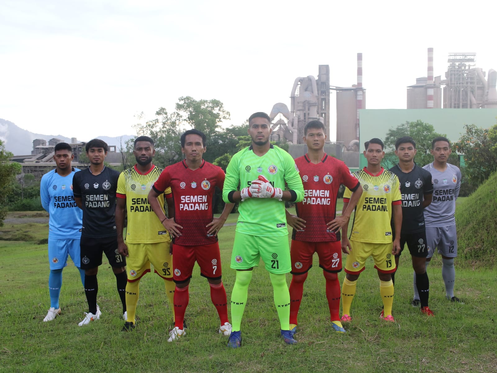 Pemain Semen Padang FC (SPFC) memperkenalkan jersey baru di Lapangan Golf bekas tambang Clay PT Semen Padang dengan latar belakang pabrik. (Foto: Dok. Media Officer SPFC)