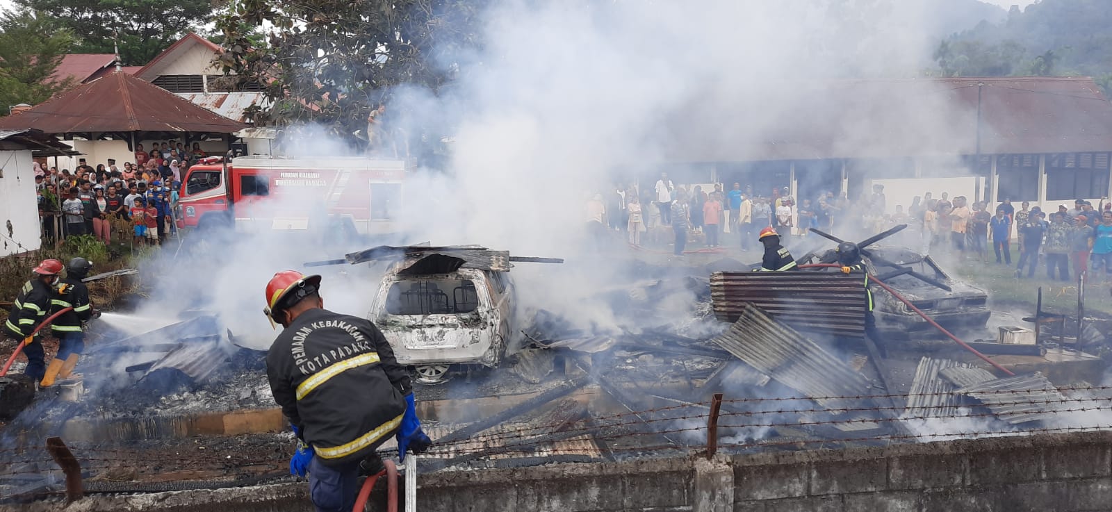 Petugas Damkar Kota Padang memadamkan api di Kampus UNP Limau Manis. (Foto: Dok. Damkar Kota Padang)