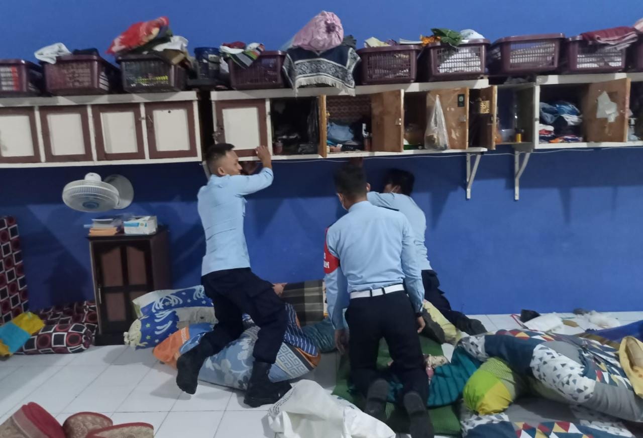 Razia petugas Lapas Kelas IIA Padang di salah satu blok hunian tahanan. (Foto: Dok. Humas Lapas Kelas IIA Padang)