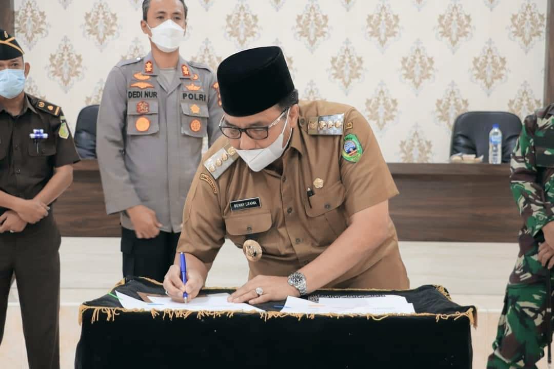 Bupati Pasaman, Benny utama menandatangani serah-terima tanah ke Polres Pasaman untuk pembangunan Polsek Rao Utara. (Foto: Dok. Polres Pasaman)