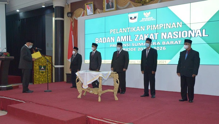 Gubernur Sumbar Mahyeldi melantik pengurus Baznas Sumbar periode 2021-2026, di Auditorium Gubernur, Selasa (14/9/2021) malam. (Foto: Adpim Sumbar)